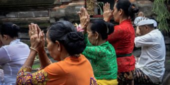 locals praying bali