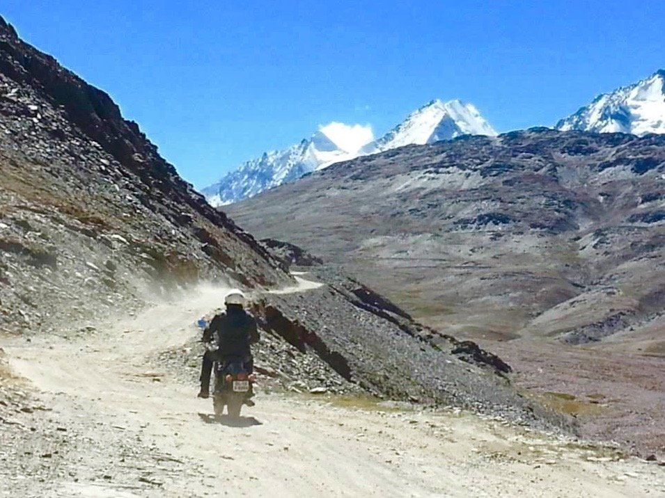 mountain road himalaya 