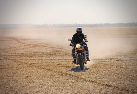 On paper, the <a href="https://www.vintagerides.travel/">motorcycle tour</a> goes from Jaipur to Jaisalmer, taking the tracks and roads in a clockwise direction, passing the villages Ghanerao, Mont Abu, Jalore and Barmer. Ben and Baptiste had 10 days for this adventure: just the right amount of time to really get away from it all. They sipped a chai in Jaipur before mounting their <a href="https://www.royalenfield.com/">Royal Enfield</a> Classic 500 and making their way to Pushkar. They left the city and immediately pushed on into the Rajasthani countryside, and before they knew it, had arrived at Sambhar salt lake: a real playground for motorcycles. «Vintage Rides' tours are always designed to crank up the intensity day by day. But that's not the case for this one; it goes straight for it with the Sambhar.» The two friends spent most of the day playing like a couple of kids, skidding and going back and forth in the sand. 